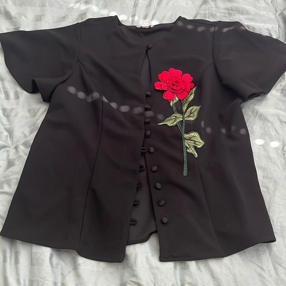 Unique Vintage button down key hole rose appliqué blouse